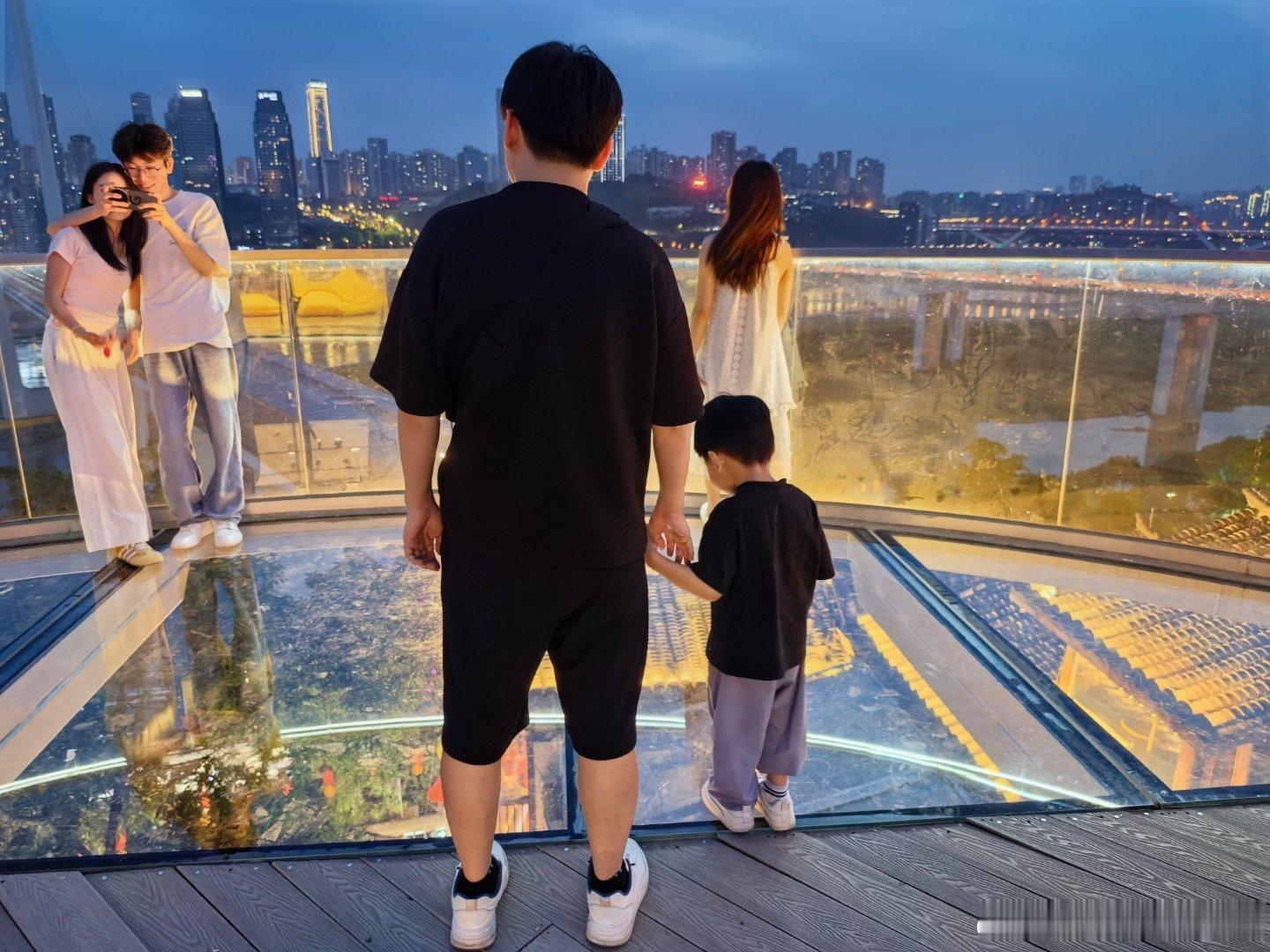 我给壕哥200元让他走玻璃桥，结果壕哥说我给你2000元你敢走吗，没想到我也不敢