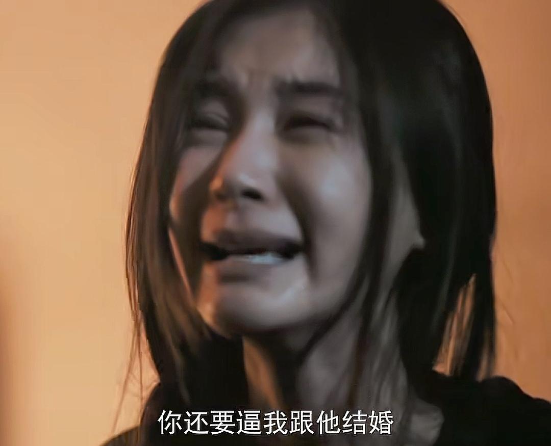 《目之所及》曲桐（王子文饰）的母亲一直知道苏牧心是假的，还逼着曲桐跟他结婚，害