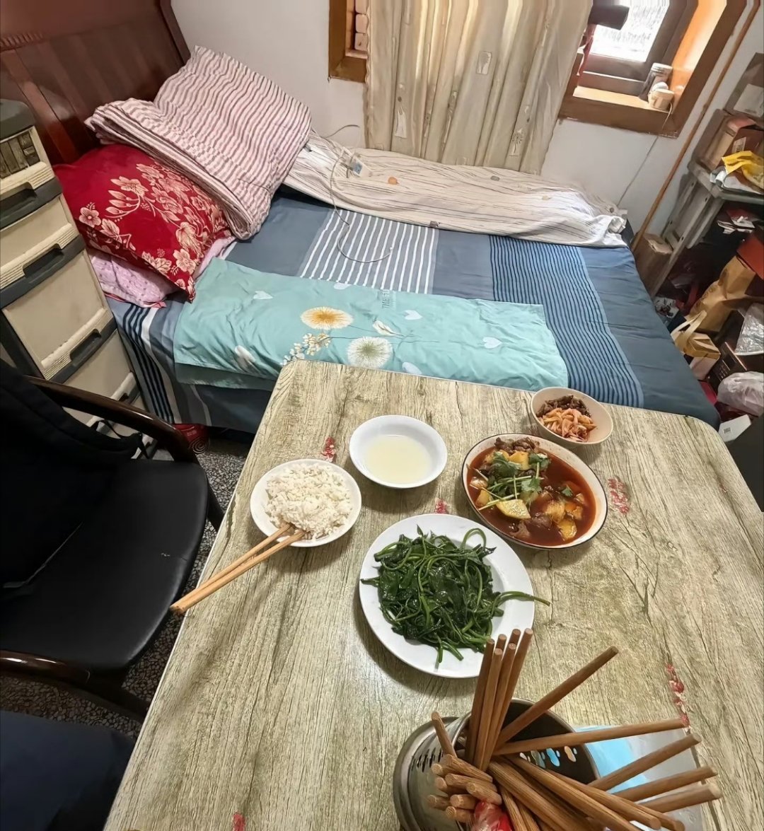 这私房菜有点太私房了这……好像是私房菜没错，但是更像是去别人家做客，可是这路边小
