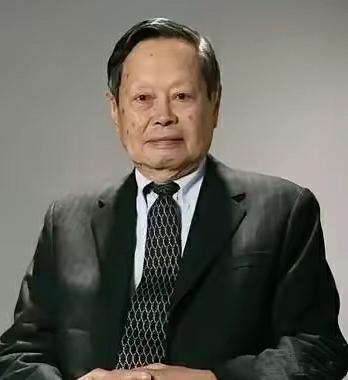 不知道明天先生的遗体告别式能有多高规格，不知道能否达到2009年钱老的规格？