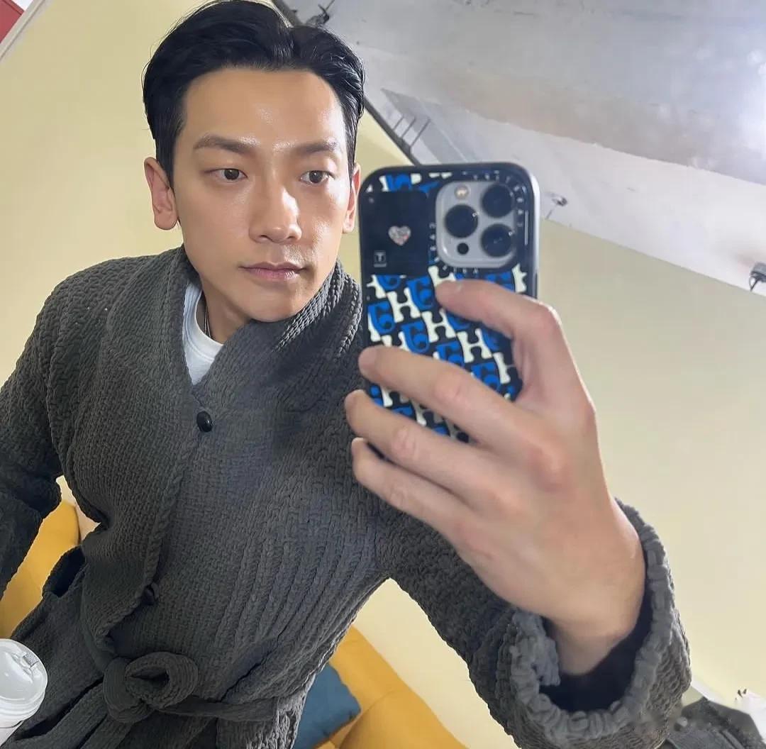 韩国男星郑智薰的对镜自拍，感觉身材保持的相当不错，一点也没有发福，还是那么的英俊