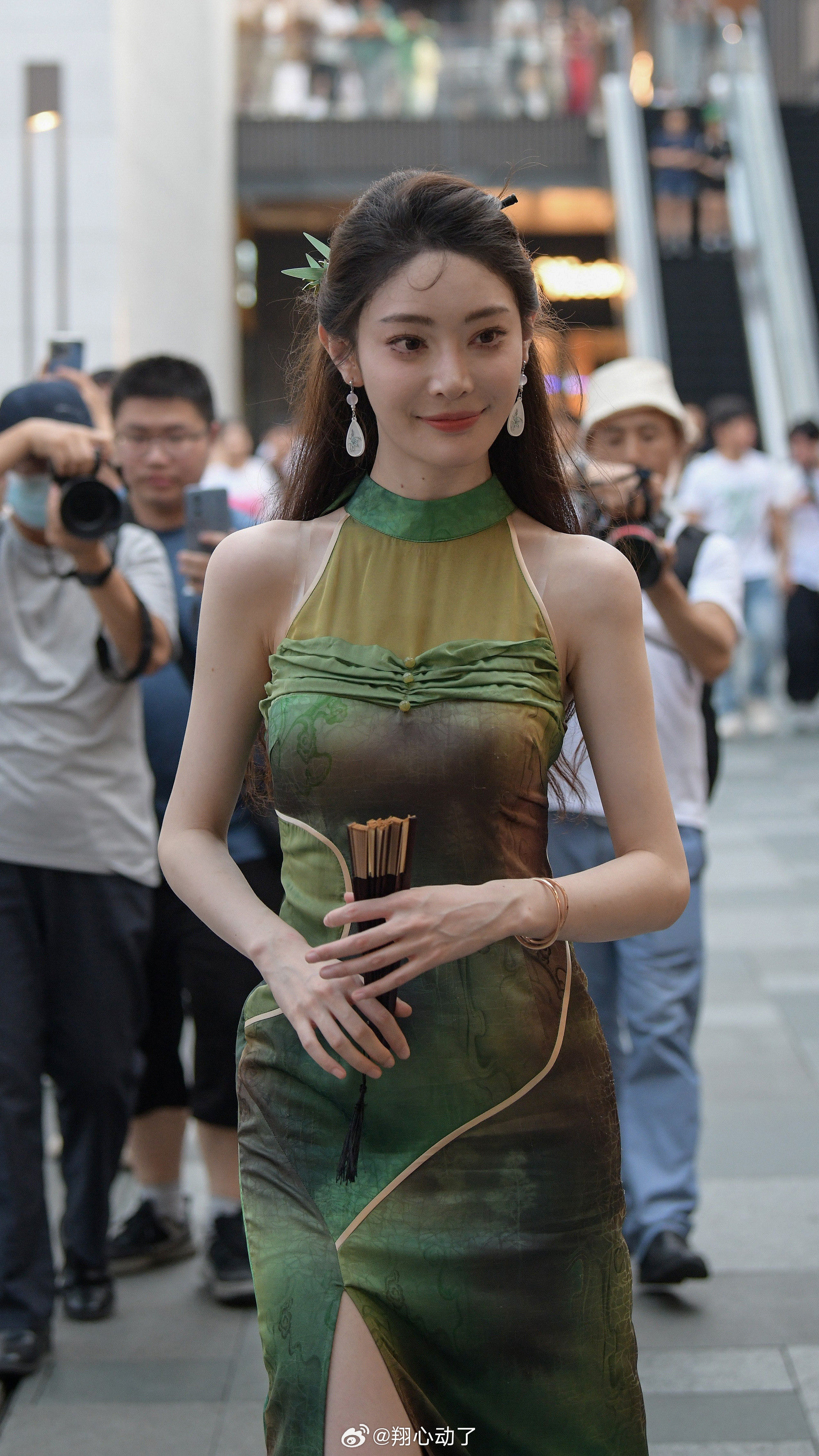 晚风里，一袭青绿旗袍摇曳生姿。7502街拍我的摄影日记街拍穿搭时尚街拍