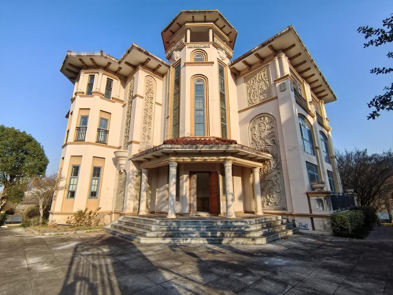 总裁你受得了吗？全网首次曝光的宜昌顶级楼王，实打实的湖景别墅，地上三层，地下一层