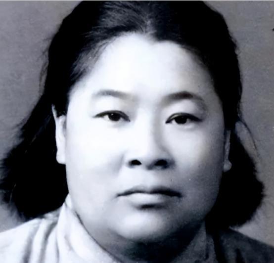 1933年，许世友听说部队有一位出身武当的女侠，便想要切磋一番，于是他迈着自信的