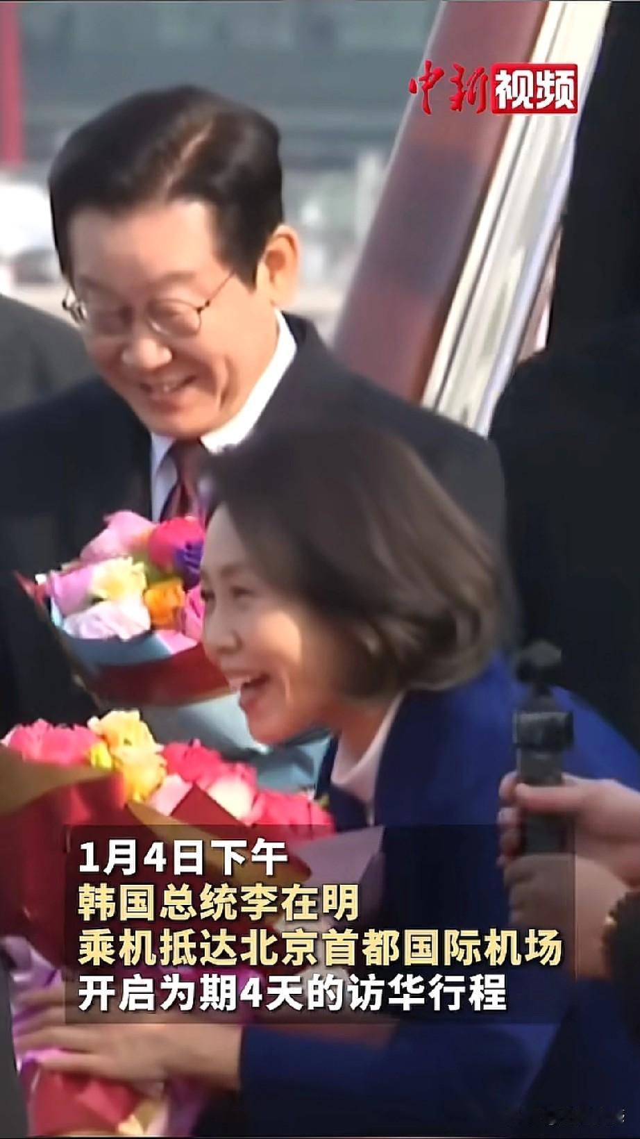 李在明的夫人看起来端庄大气，非常的漂亮，而且也特别的平易近人，再走下飞机的那一刻