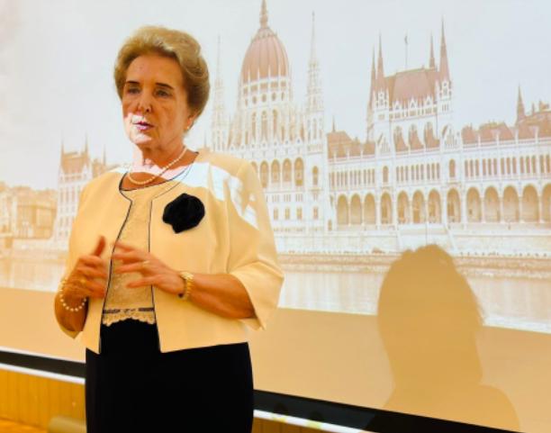 匈牙利公开喊话中国当地时间2月5日，匈牙利国会常务副主席玛特劳伊在布达佩斯公开