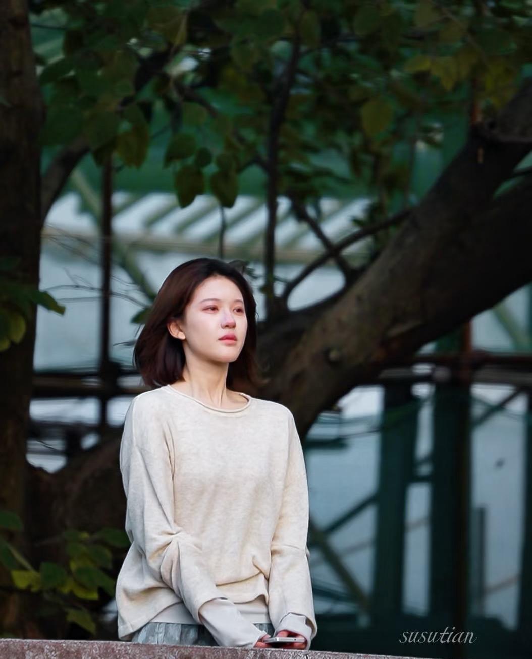 赵露思这演员不能仔细看，越仔细看，越会发现，她虽然不是很漂亮、也没啥资源，但