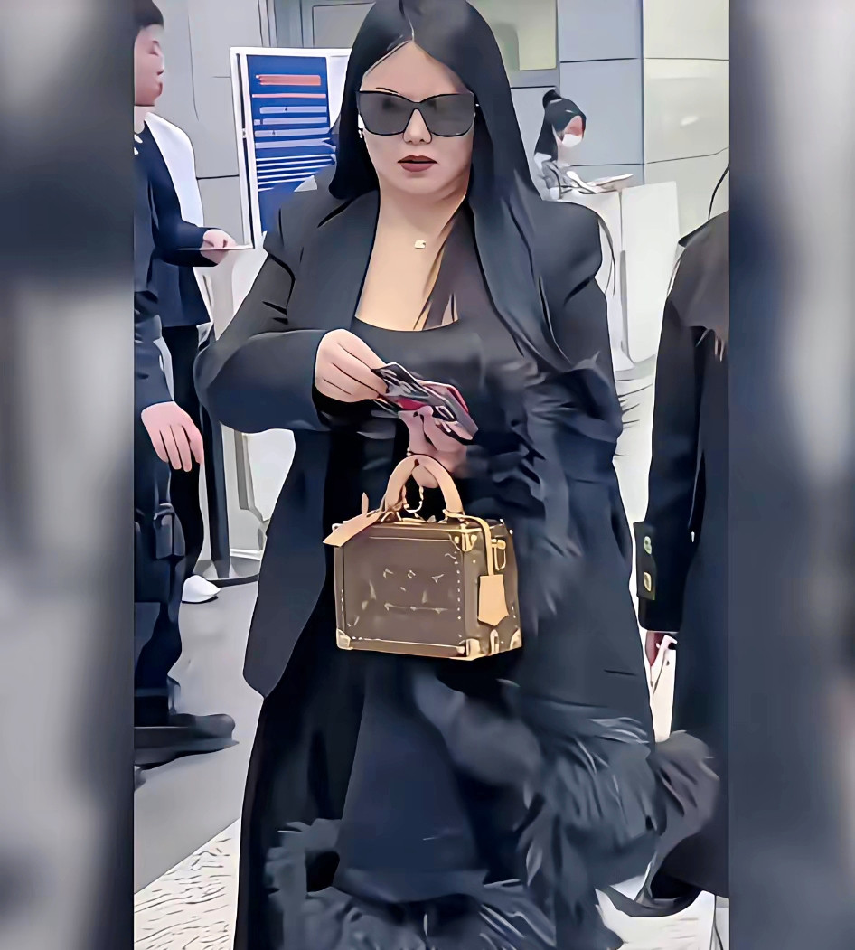 李湘又“炸街”，一身行头千万，但真相恐怕是这一点。要我说，大伙儿真别光盯着那