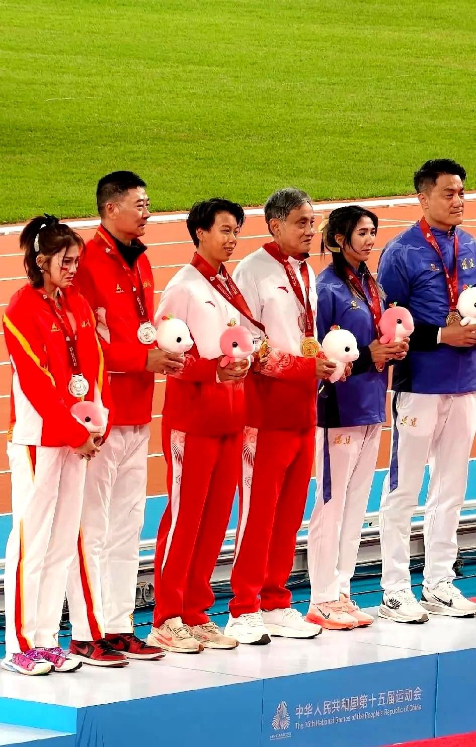 这两天有句话突然火了，“谁的四年不是四年”。吴艳妮非常优秀，比赛发挥得很好，也