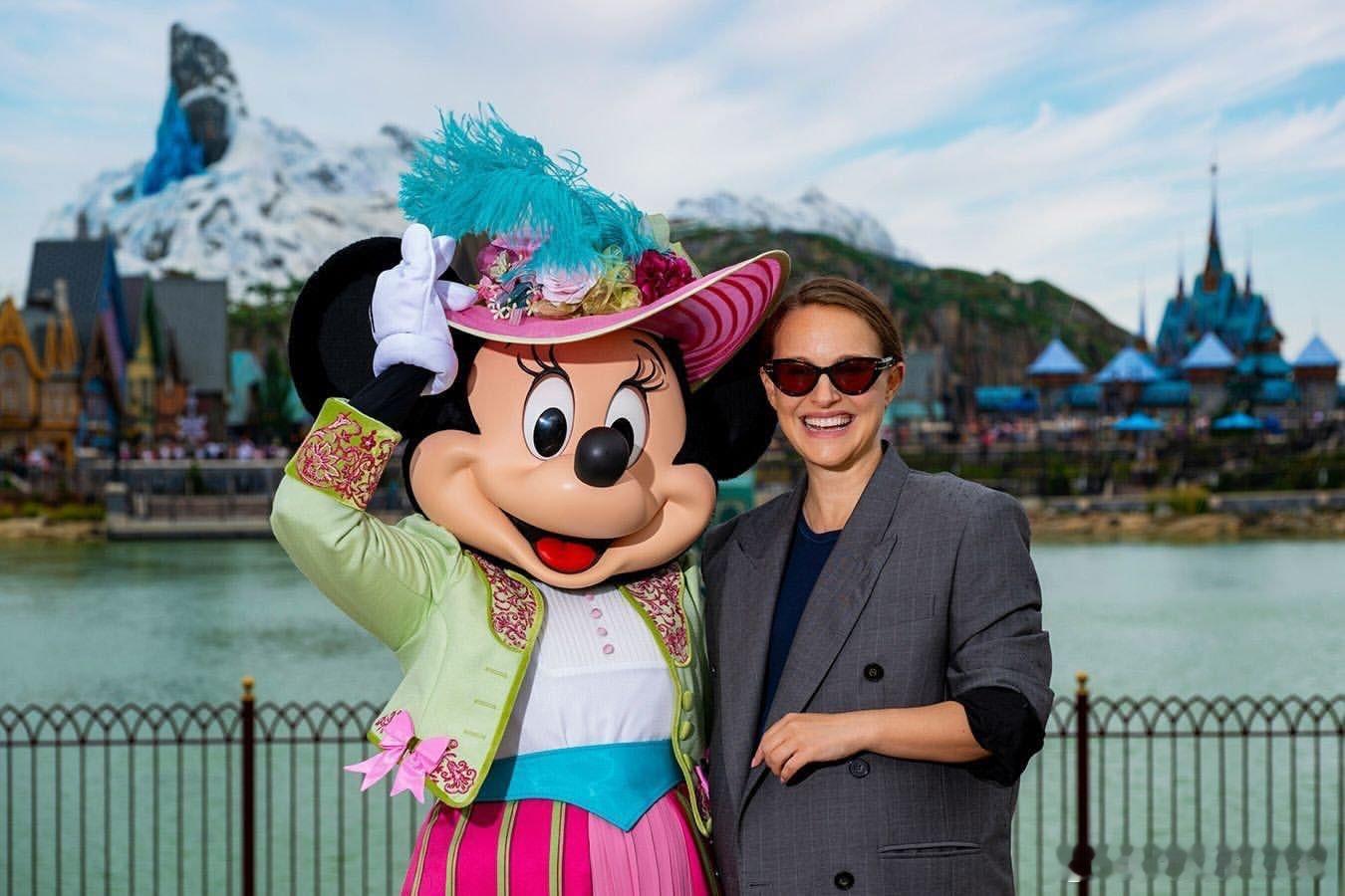 孕妈natalieportman娜塔莉波特曼去到了巴黎的迪士尼乐园游玩，在冰雪