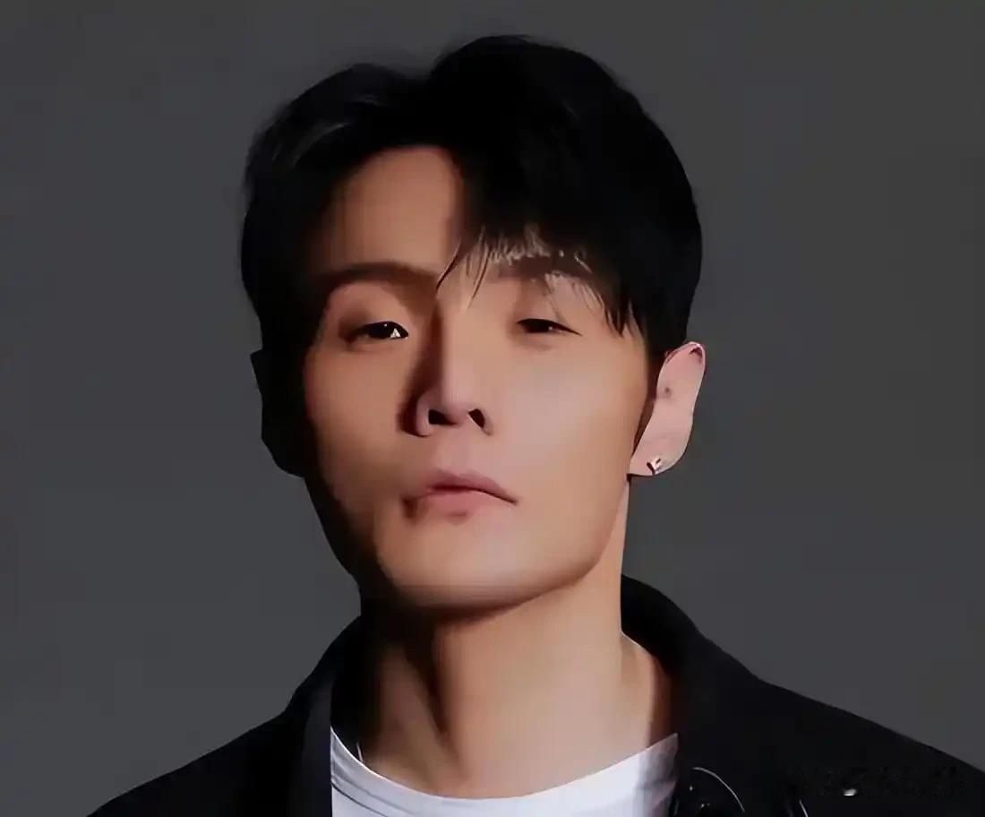 李荣浩，引发热议！8月4号，李荣浩又冲上了热搜，原因是他多年前给蔡淳佳写的