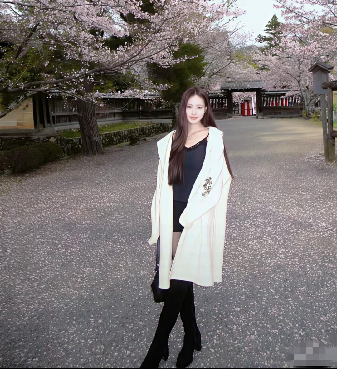 小S二女儿许绍恩晒出最近去樱花国游玩的照片，徐绍恩2007年出生，今年也就才19