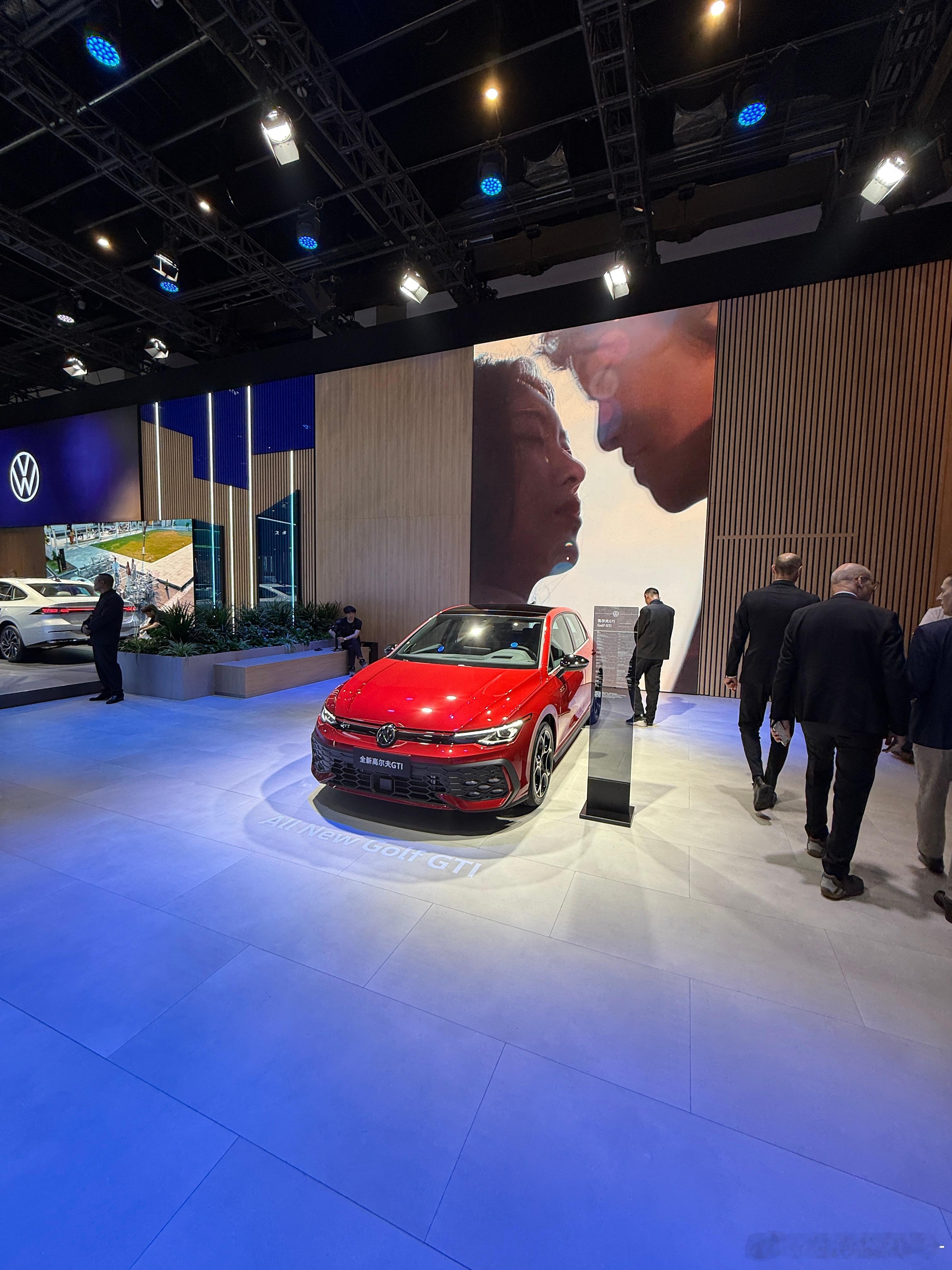 2026北京车展打卡大众展台，有点唏嘘。ID.ERA9X被围得水泄不通，中国媒