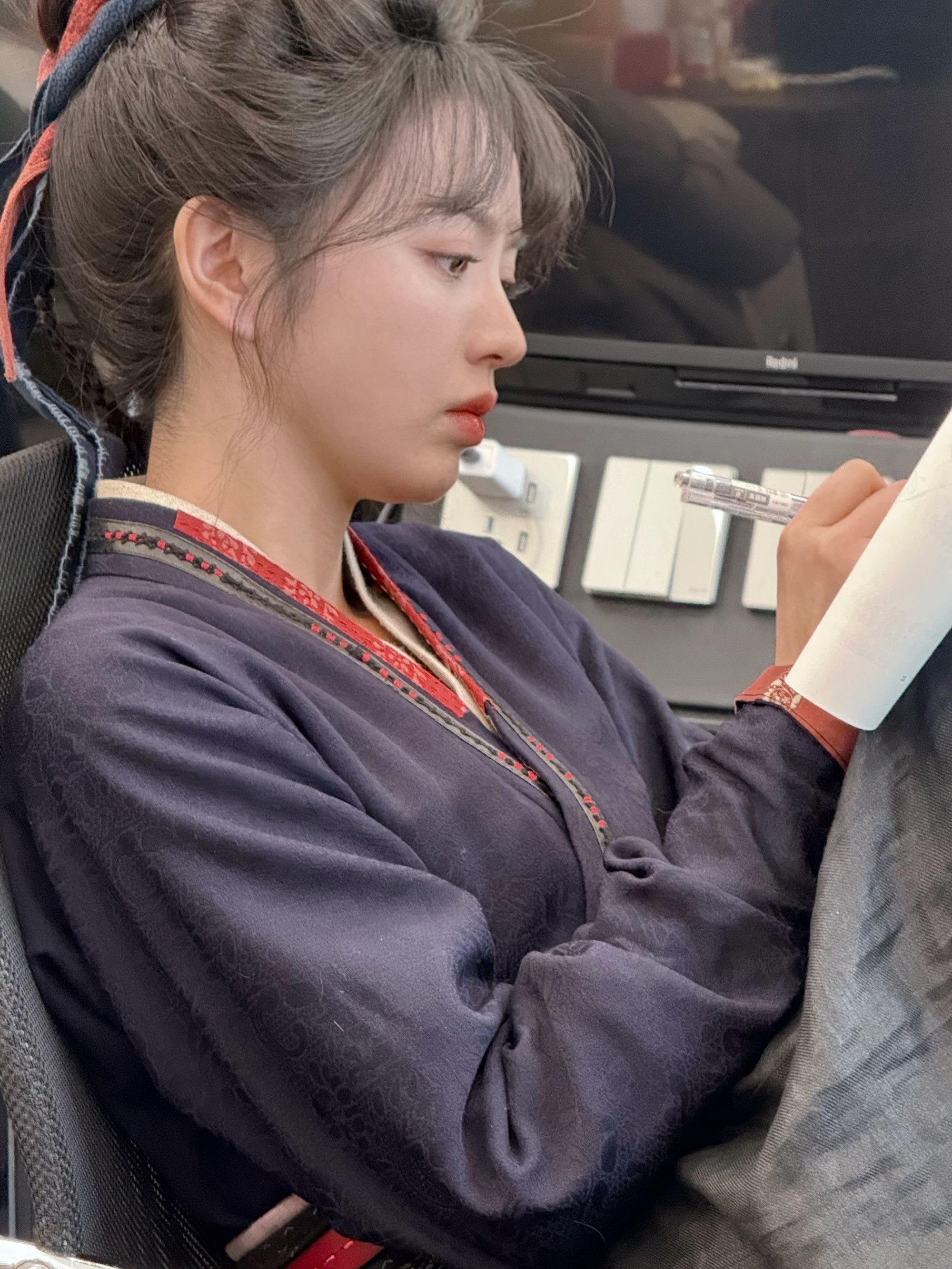 1.田曦薇跟王骁合作的《擒贼记》，原计划这个月播出来着，现在要往后挪了，具体时间