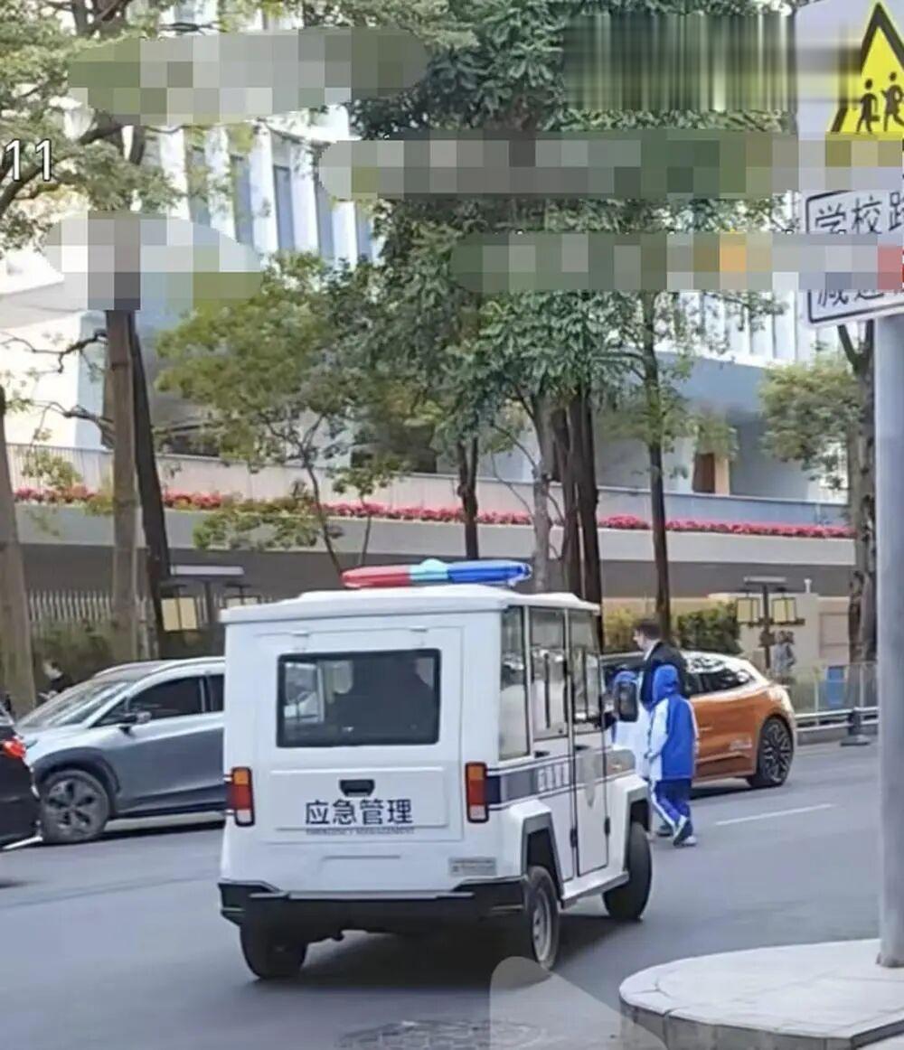 深圳一“应急管理”涂装车辆每天送小孩上学被疑“公车私用”, 当地回应