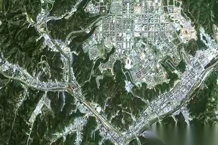 都说愚公移山，但你见过真把一座山削平，凭空造出一座城的吗？延安就干了。去看延