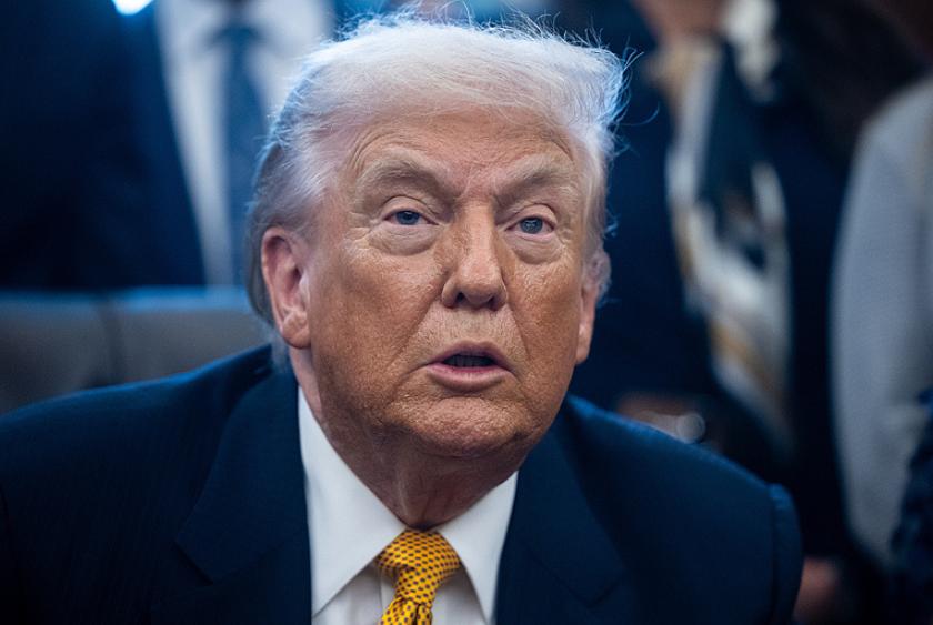 谁说美国从不妥协？这次被伊朗按着头认了五大让步。第一，接受伊朗方案。美方否