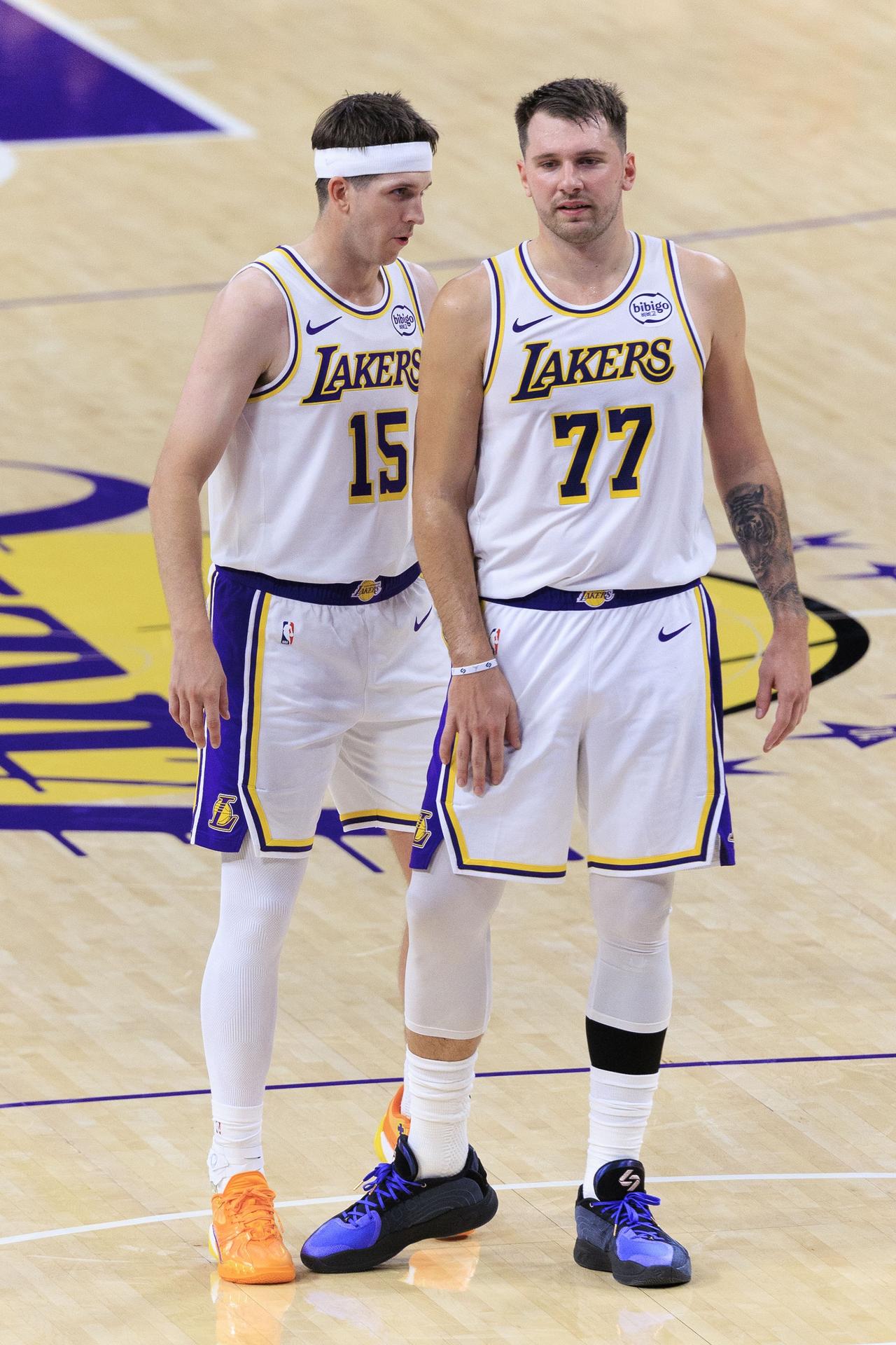 里夫斯这位湖人队的全明星后卫下一场比赛有可能复出。这样的话，湖人队的首发阵容估计