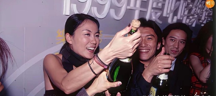 当时的谢霆锋才19岁，看起来相当的稚嫩，就已经和30岁的王菲恋爱了，看他对王菲的