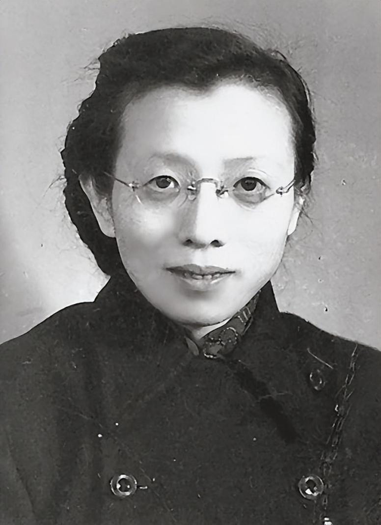 1949年南京解放后，一位贵妇走到南京总统府前，对哨兵说道：“我是陈修良，我想见