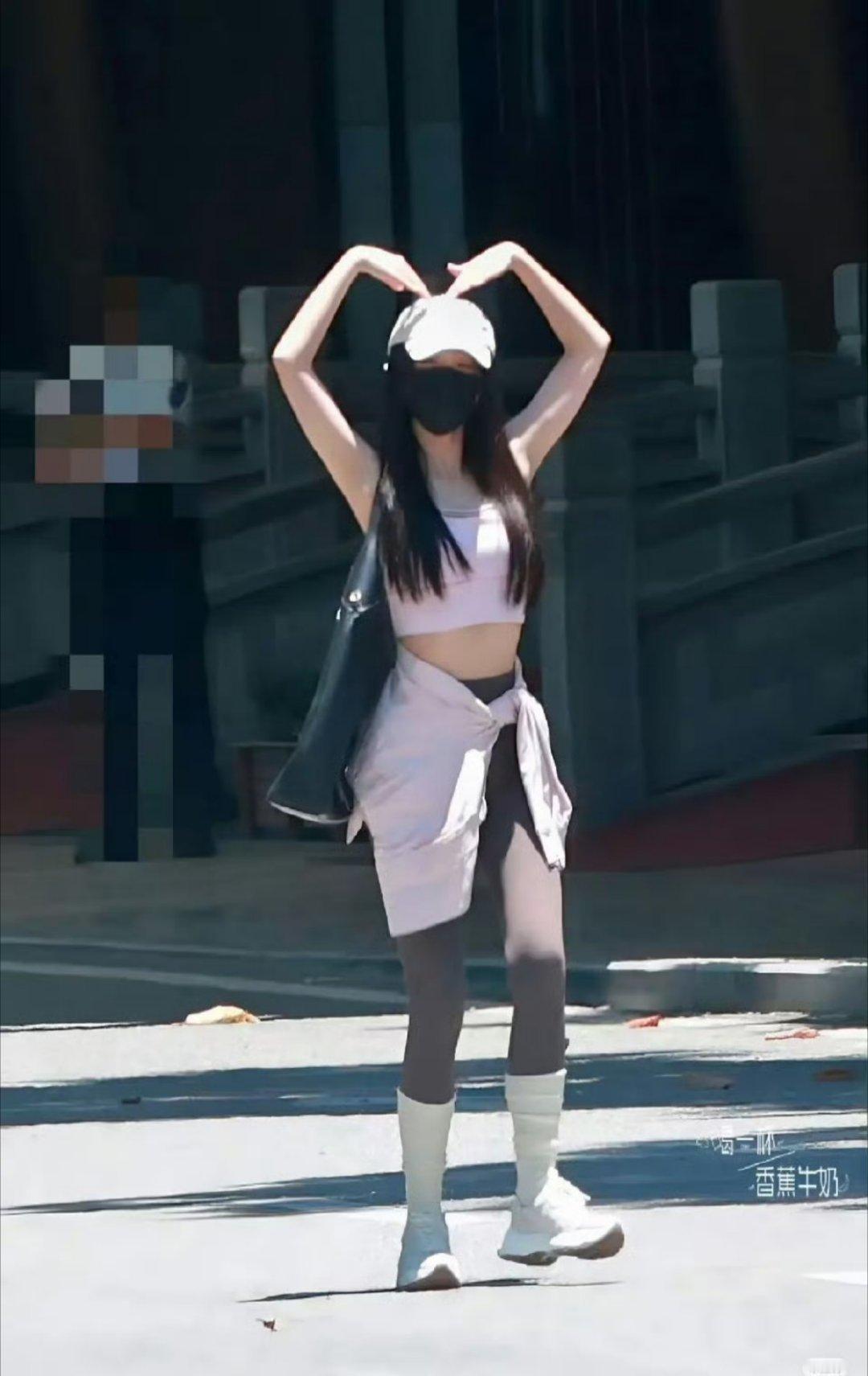tg.虞书欣今天专门停下车来给粉丝饭撒比心了私服很瘦的长腿高妹一枚，感