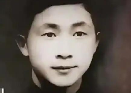 1947年5月，地下党邱世毅坐火车去镇江接头，怀里揣着华东潜伏同志的绝密名单，刚