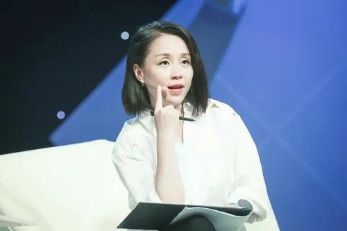 看到龙丹妮年会上的素颜，我一下子就明白大家为什么反应这么大了，这种视觉冲击真的很