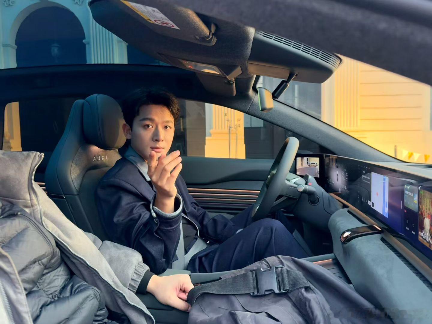 奥迪E5你的全能搭子奥迪E5代言人一茬接一茬这一次找来了张晚意第一次听说他还是在