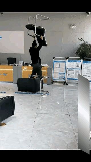 这个男子要为他的行为付出一定的代价，也不知道他这是因为什么，就开始在营业大厅里一