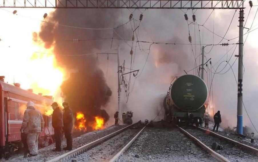 英防长险些被俄导弹炸死，列车紧急停靠拉响警报，俄军不再手下留情！英国国防大臣