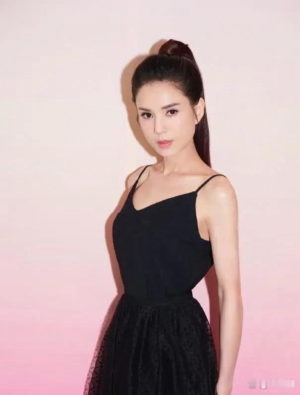 五十多岁的李若彤，状态好到离谱，比二十多岁的我还要精致好看！