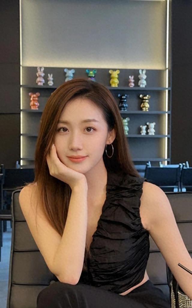 “反华妖女”许可馨，曾凭借家庭资源肆意妄言，回国后叫嚣无人敢动她，自诩特权圈层