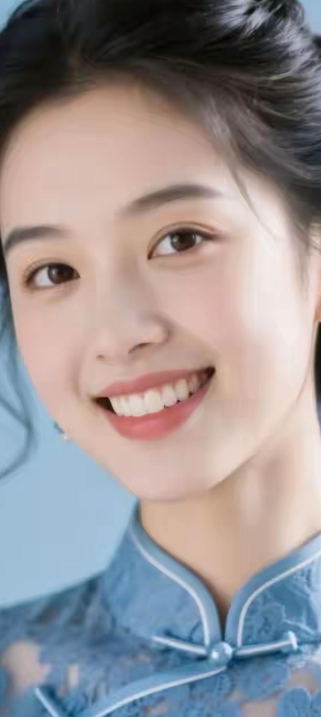 温柔甜美的微笑，蓝白相间的旗袍，优雅动人！
