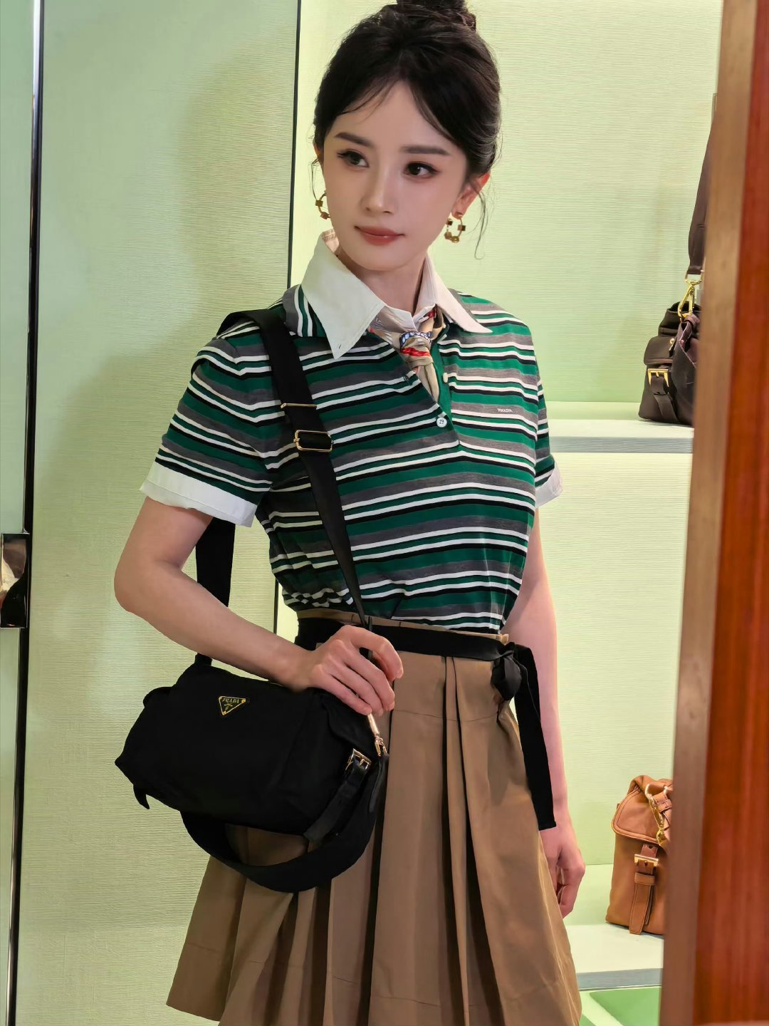从私服到参加活动，杨幂上身Prada就这样玩转各种风格。这个时尚幂把每套look