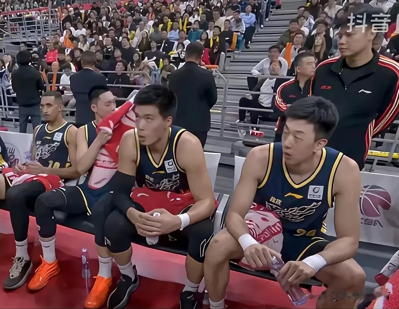 出乎球迷意料，看看第四节的关键时刻广东队替补席上不去场的大牌球员都有谁？本赛季