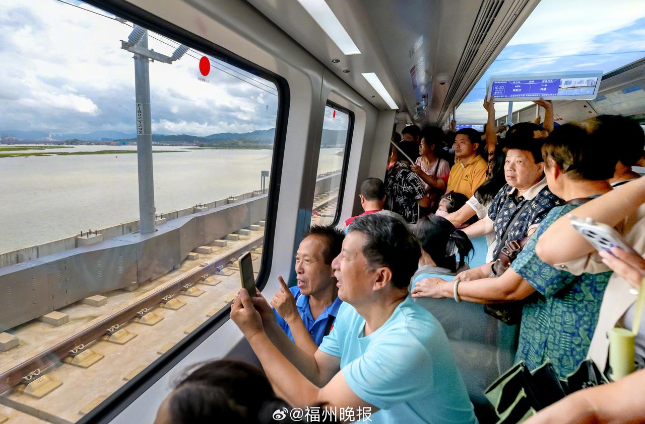 【滨海快线试乘首日人气爆棚】昨日，滨海快线迎来了备受期待的免费试乘首日活动，众多