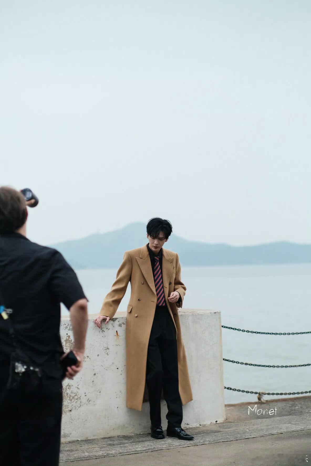 毕雯珺穿大衣的含金量路人偶遇直拍帅到失语！廓形大衣被穿出超模气场，身形挺拔板正