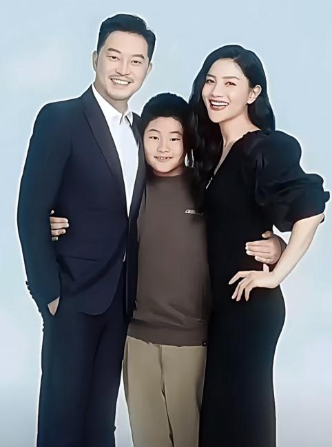 一次，胡可在外地拍戏，沙溢偷偷去探班，结果来到胡可房间门口，敲了很久都没人开门，