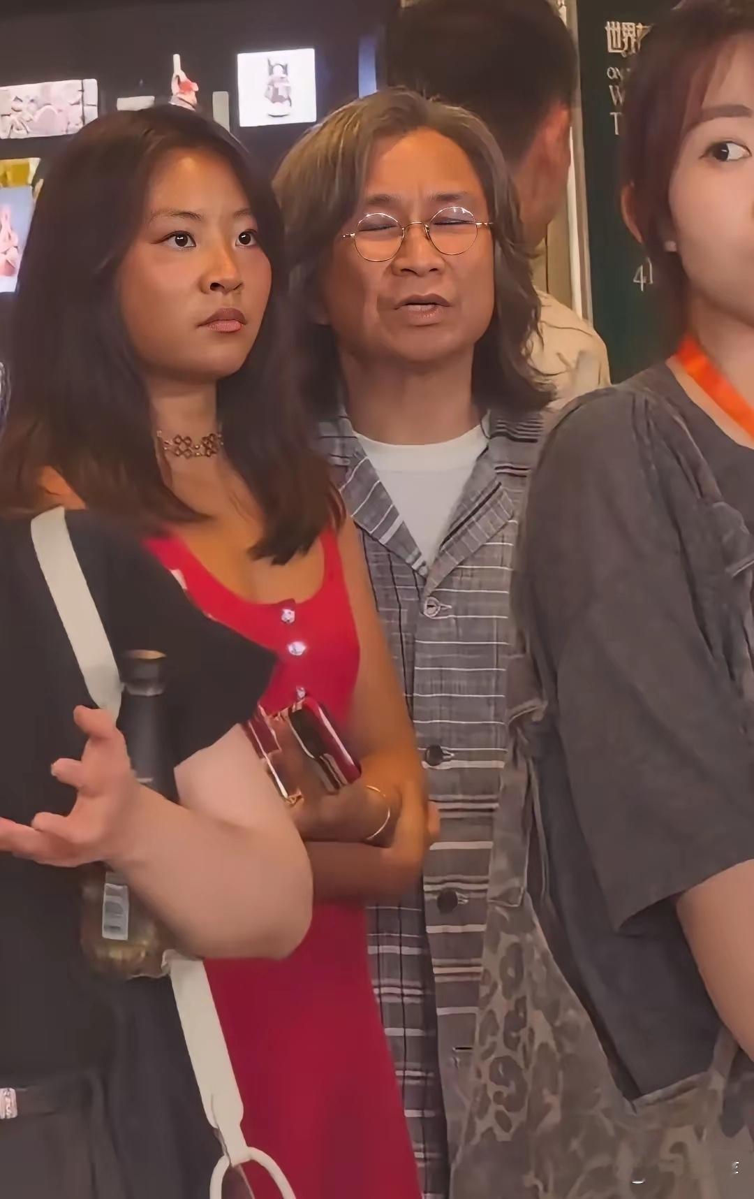 《花儿与少8》发布会，陈可辛带着女儿陈是知罕见出镜，现场支持吴君如。陈可辛留着长