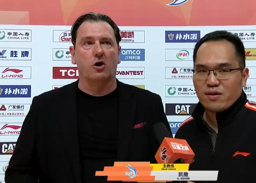 福建男篮主场战胜青岛的赛后采访，主教练凯撒说道：“我们的球队从落后13分追回来并