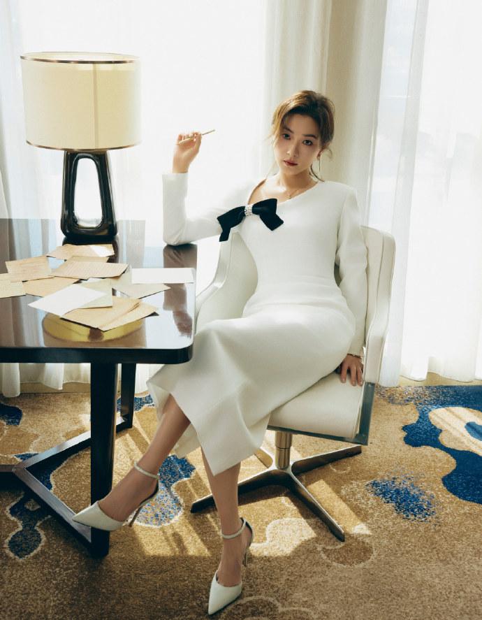 万茜，白裙妆造，清冷酷美。