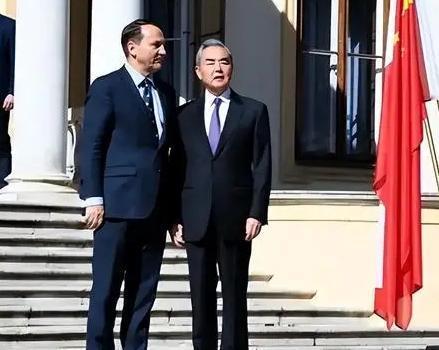 和中方谈完，波兰爽快放行中欧班列，还与中方达成了一项让欧美羡慕的大合作。9
