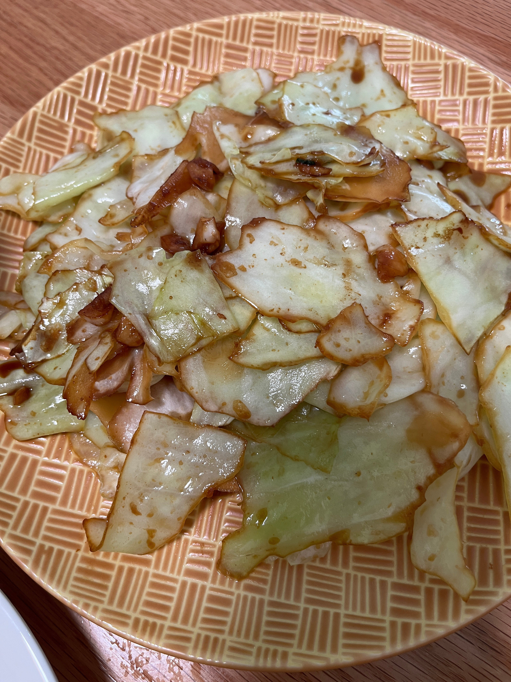 今天早上吃烧卖，昨天早上吃牛肉面。昨天的晚饭二人食：炒包菜，茭白炒瘦肉。我买了半