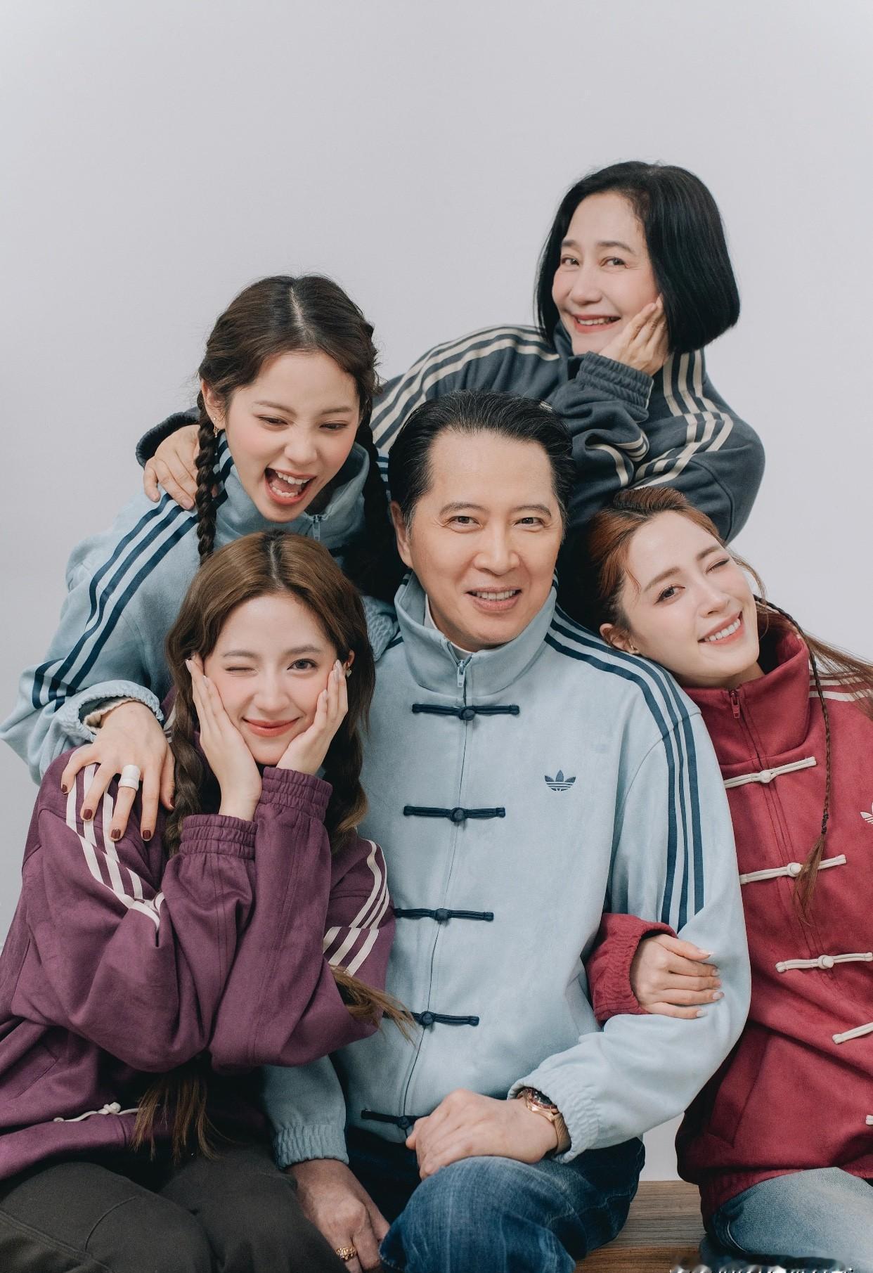 欧阳家小女儿泰国出道爆红，全家福里三姐妹的差距赤裸裸摆在你面前。欧阳妮妮晒照时