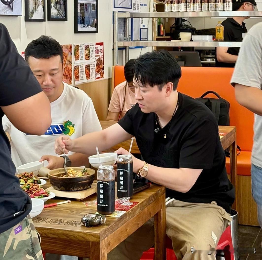 大家还记得这个男演员吗？他没有认真打扮，穿搭随意，在小饭店里面吃饭还有点认不出来