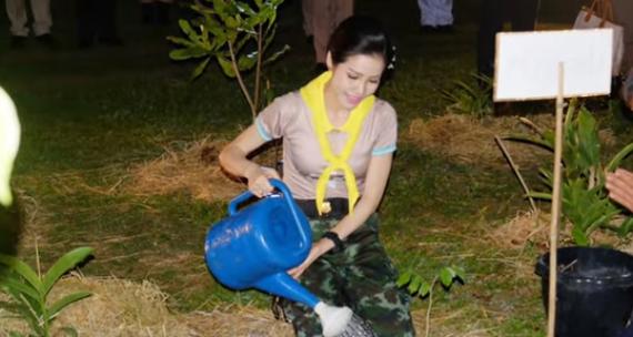 诗妮娜不仅身材好，干活也是能手。泰王看上的女人，一定有她的优点。