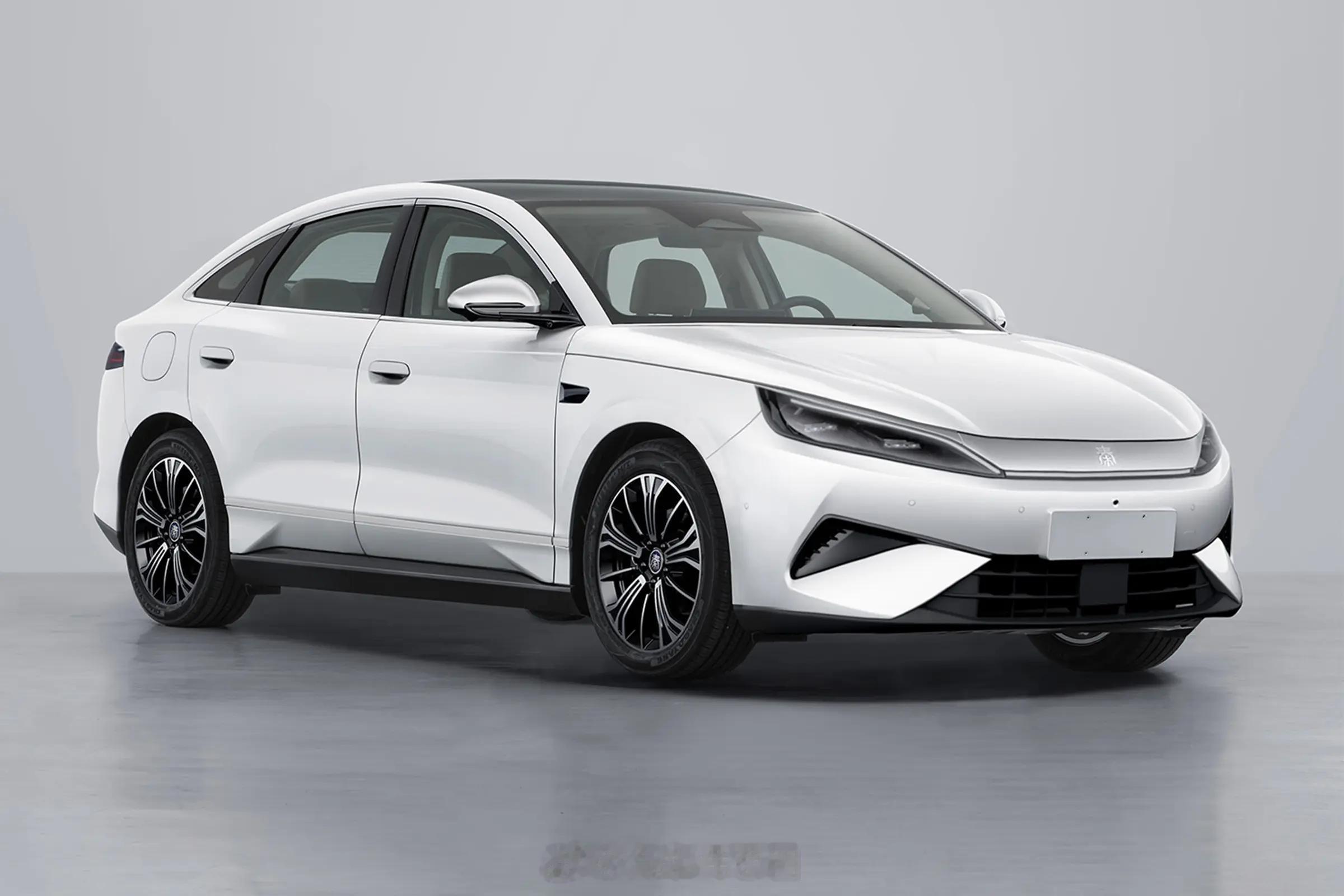 比亚迪秦MAX搭载64度电池，纯电续航最高630km纯电中型轿车；车长4866