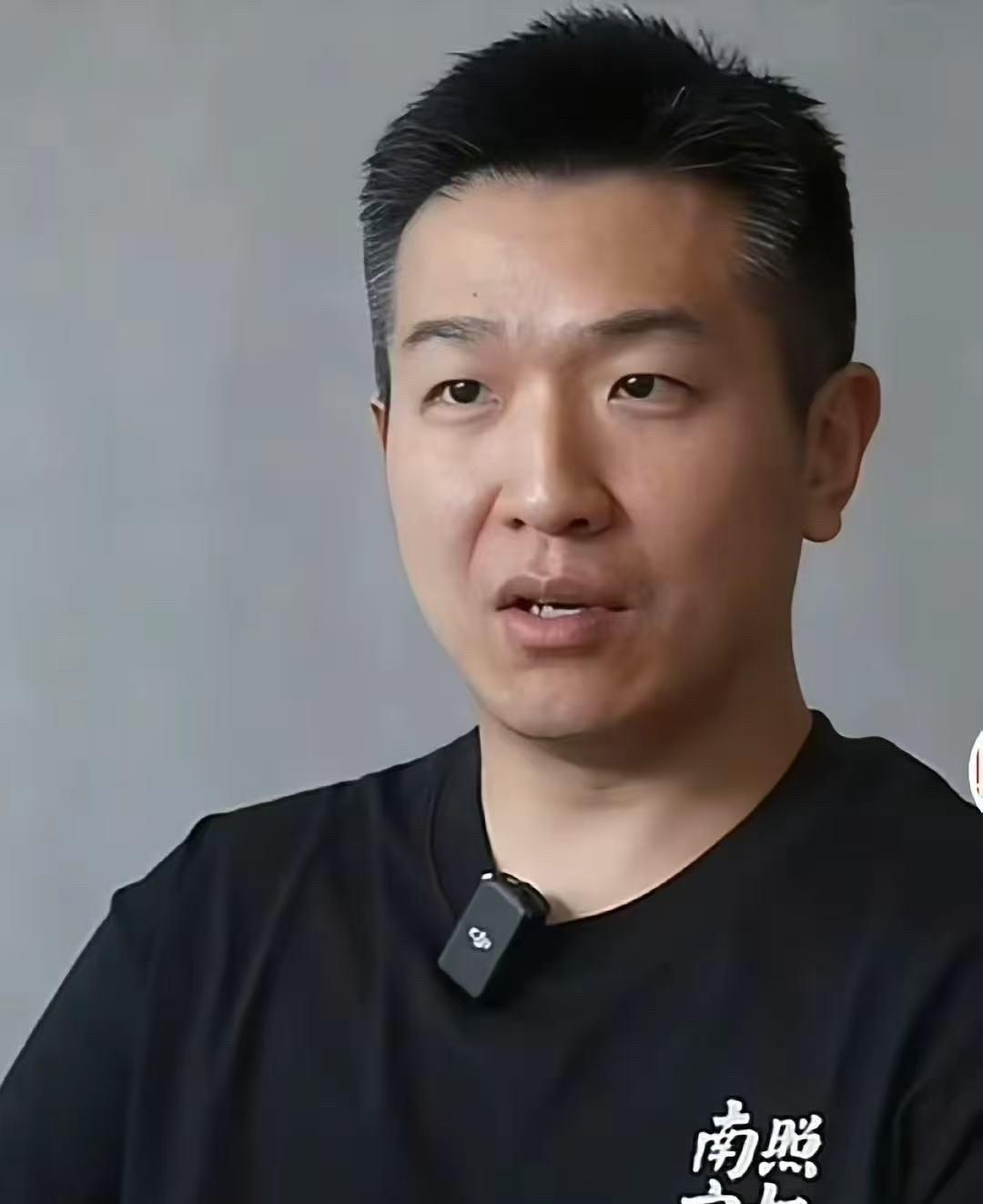 申奥导演拍《孤注一掷》那会儿，境外诈骗集团直接给他发死亡威胁，账号都被搞封了。拍