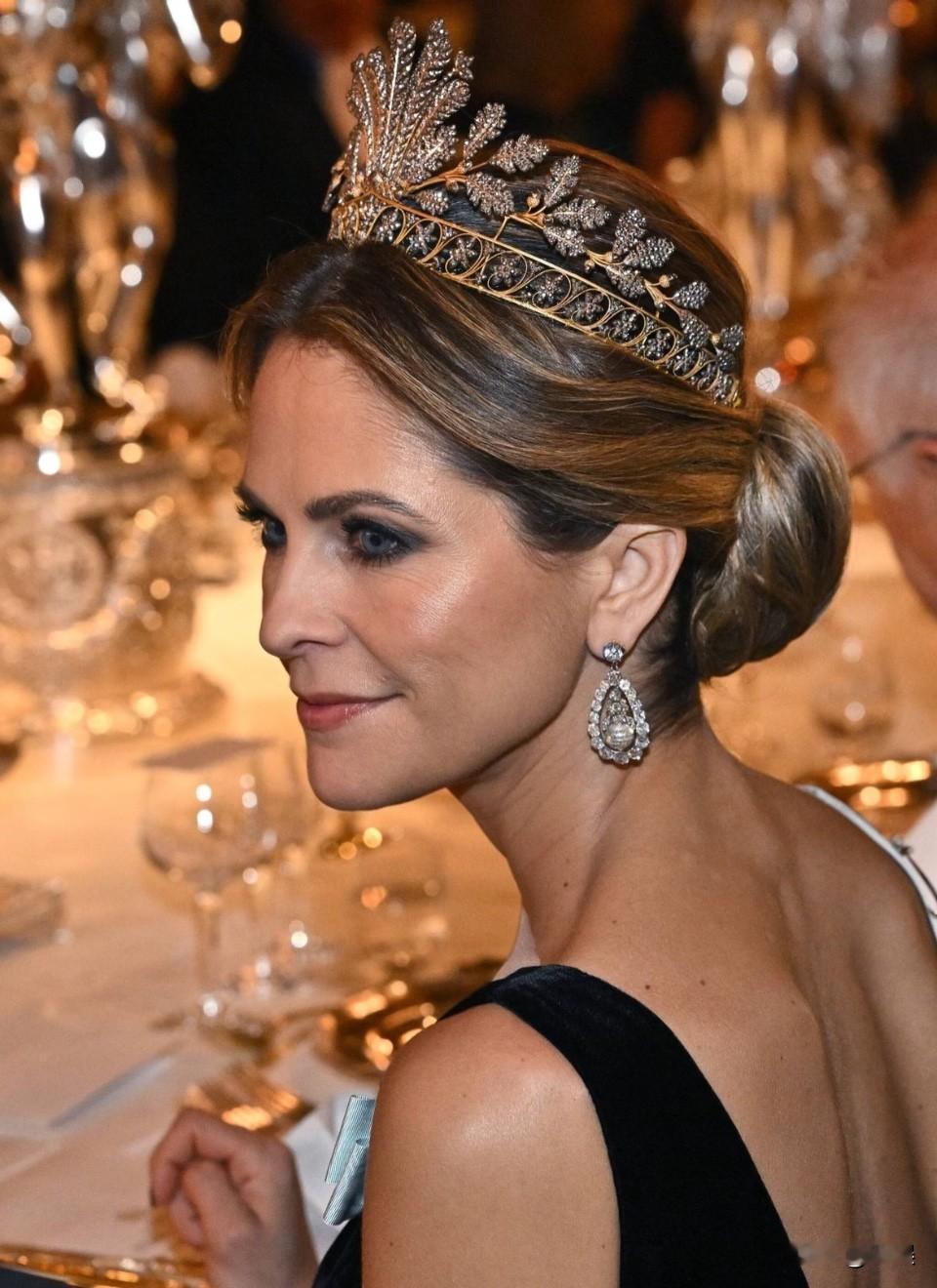 （新）玛德琳公主诺贝尔皇家晚宴更惊艳如果说昨天的诺贝尔颁奖典礼是更优雅更“公