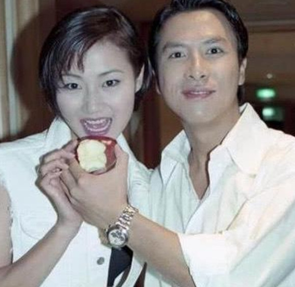 1995年，甄子丹带着一个漂亮女仔在兰桂坊喝酒，几个古惑仔见女仔漂亮，出言挑逗，
